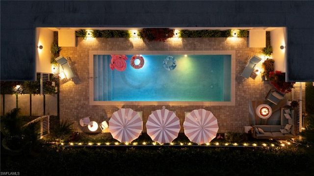 10042 Vanderbilt DR, Naples, FL 34108