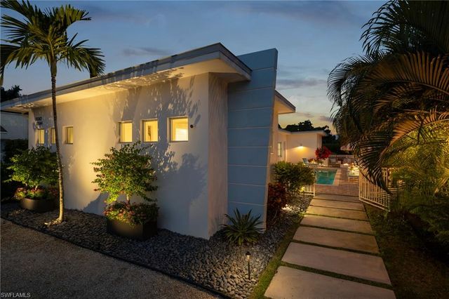 10042 Vanderbilt DR, Naples, FL 34108