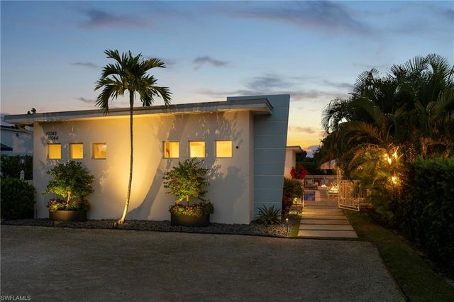 10042 Vanderbilt DR, Naples, FL 34108