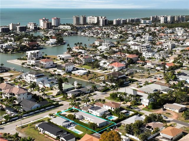 10042 Vanderbilt DR, Naples, FL 34108