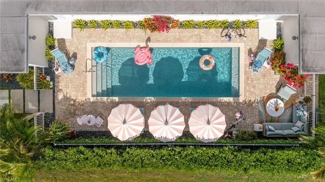 10042 Vanderbilt DR, Naples, FL 34108