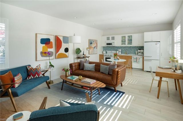 10042 Vanderbilt DR, Naples, FL 34108