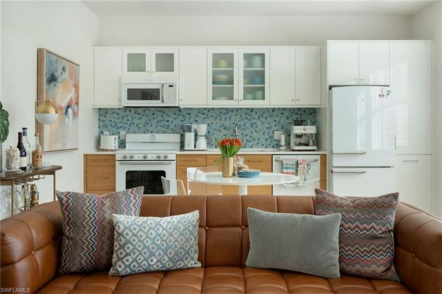 10042 Vanderbilt DR, Naples, FL 34108