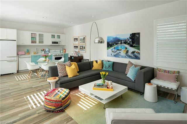 10042 Vanderbilt DR, Naples, FL 34108