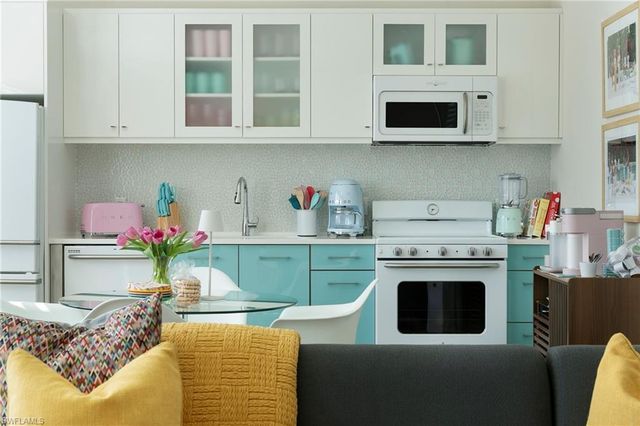 10042 Vanderbilt DR, Naples, FL 34108