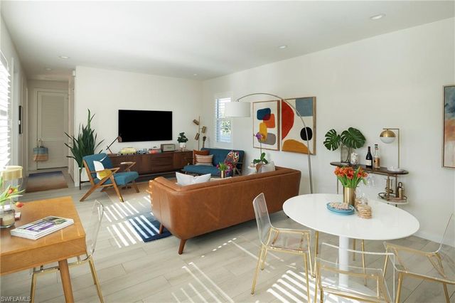 10042 Vanderbilt DR, Naples, FL 34108