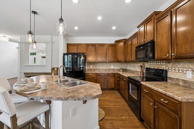 1053 Avery Trace Cir, Hendersonville, TN 37075