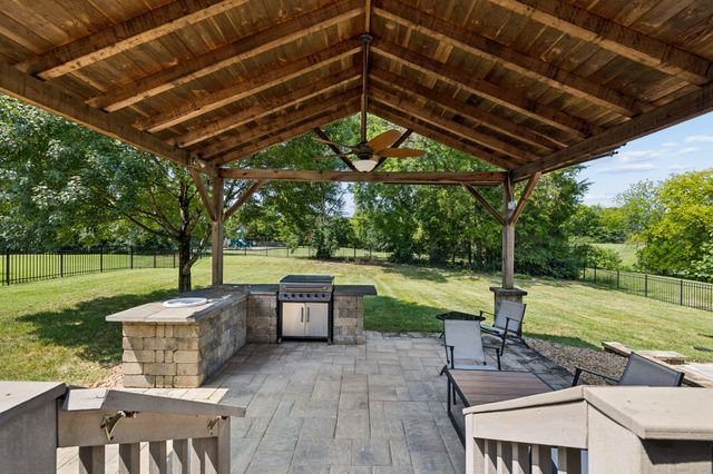 1053 Avery Trace Cir, Hendersonville, TN 37075
