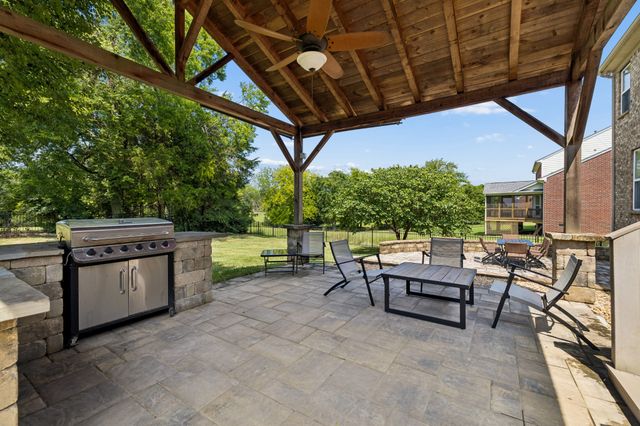 1053 Avery Trace Cir, Hendersonville, TN 37075
