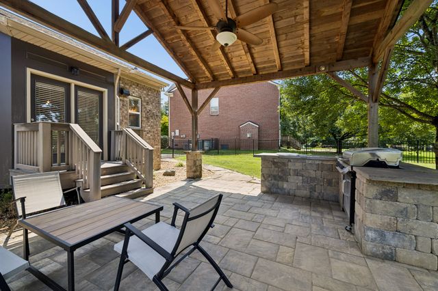 1053 Avery Trace Cir, Hendersonville, TN 37075
