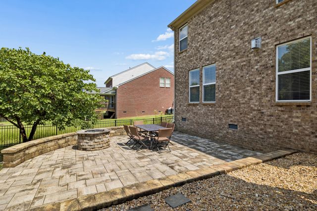 1053 Avery Trace Cir, Hendersonville, TN 37075