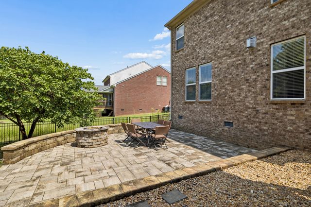 1053 Avery Trace Cir, Hendersonville, TN 37075