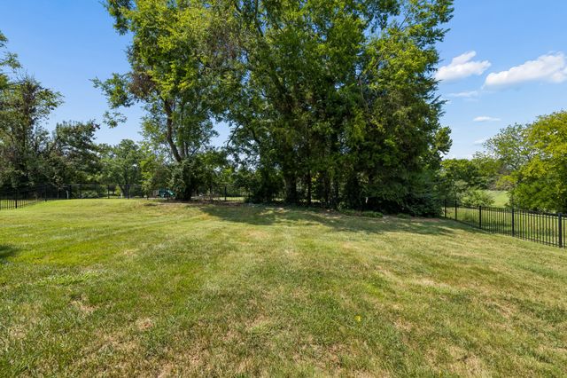 1053 Avery Trace Cir, Hendersonville, TN 37075