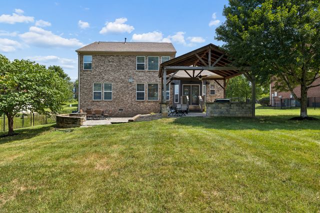 1053 Avery Trace Cir, Hendersonville, TN 37075