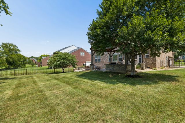 1053 Avery Trace Cir, Hendersonville, TN 37075