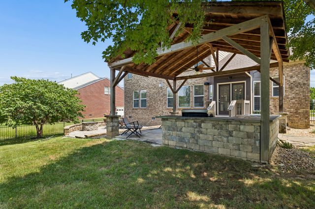 1053 Avery Trace Cir, Hendersonville, TN 37075