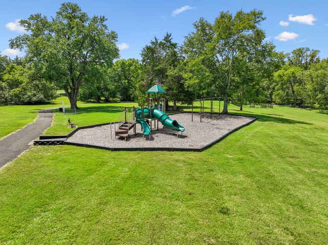 1053 Avery Trace Cir, Hendersonville, TN 37075