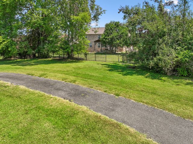 1053 Avery Trace Cir, Hendersonville, TN 37075
