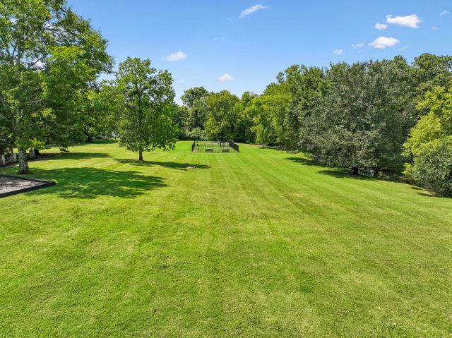 1053 Avery Trace Cir, Hendersonville, TN 37075