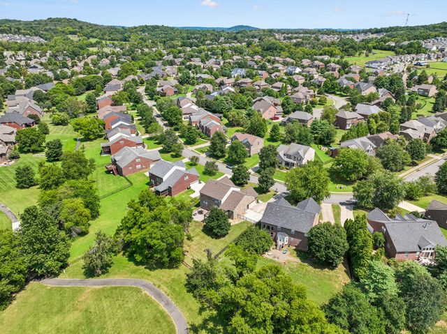 1053 Avery Trace Cir, Hendersonville, TN 37075