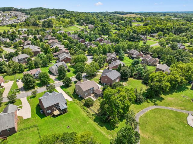 1053 Avery Trace Cir, Hendersonville, TN 37075