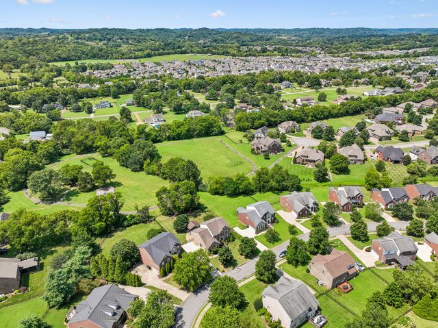 1053 Avery Trace Cir, Hendersonville, TN 37075