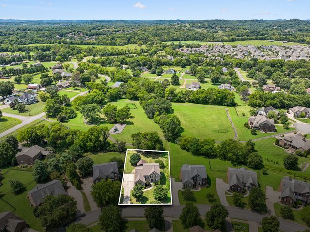 1053 Avery Trace Cir, Hendersonville, TN 37075