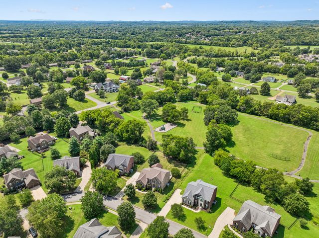 1053 Avery Trace Cir, Hendersonville, TN 37075