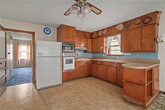 21455 S Moonlight Road, Gardner, KS 66030