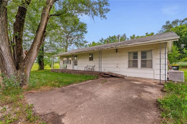 21455 S Moonlight Road, Gardner, KS 66030