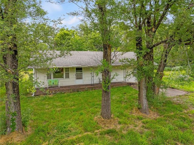 21455 S Moonlight Road, Gardner, KS 66030
