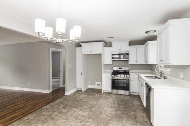 512 N Inwood Drive, Bridge City, TX 77611