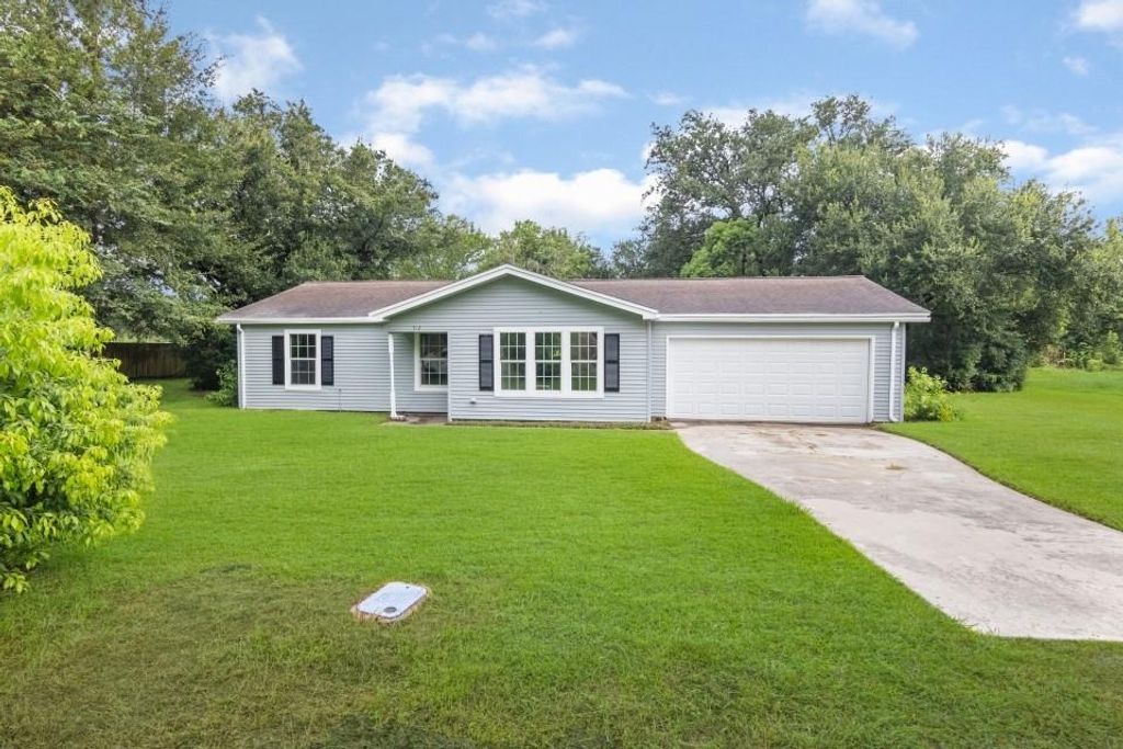 512 N Inwood Drive, Bridge City, TX 77611