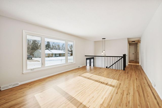 6704 Sioux Trail, Edina, MN 55439