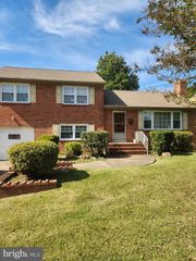 5 SMALLWOOD LN, New Castle, DE 19720