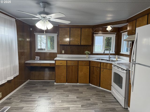 13045 Se STARK St, Portland, OR 97233