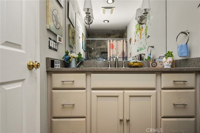 915 E La Veta Avenue, Orange, CA 92866