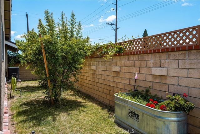 915 E La Veta Avenue, Orange, CA 92866