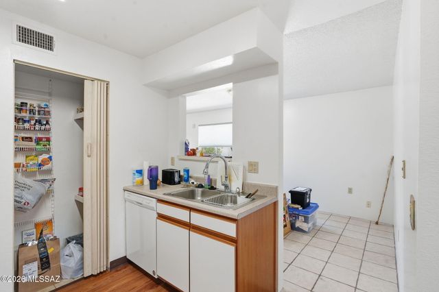 2048 S San Vincent Drive, Green Valley, AZ 85614
