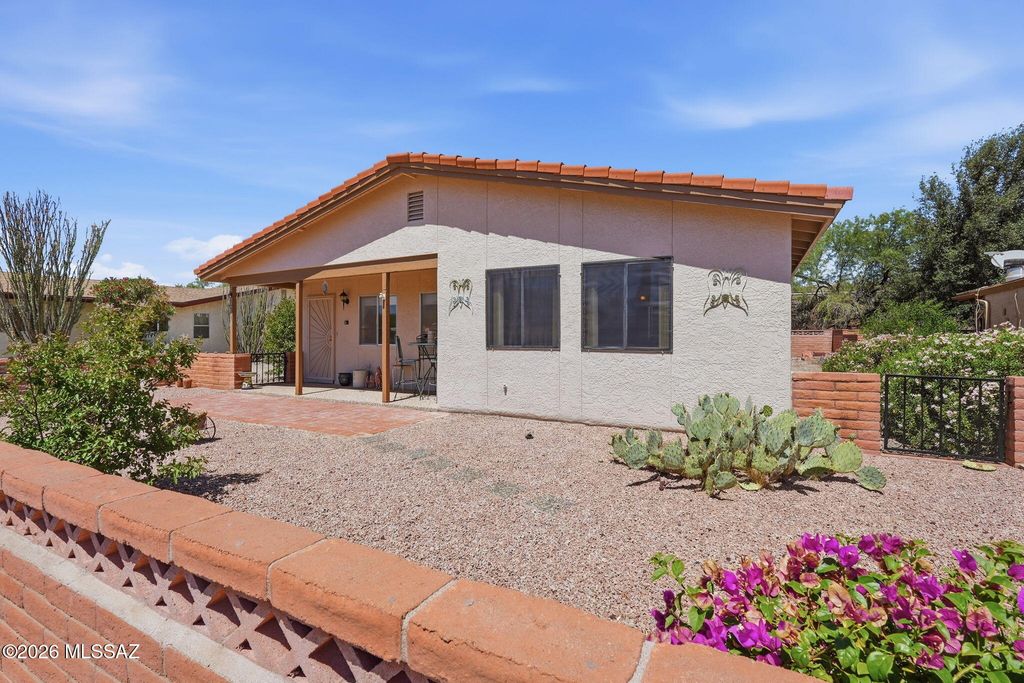 2048 S San Vincent Drive, Green Valley, AZ 85614