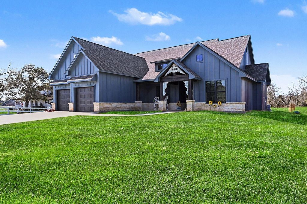 444 Mill Road, Angleton, TX 77515