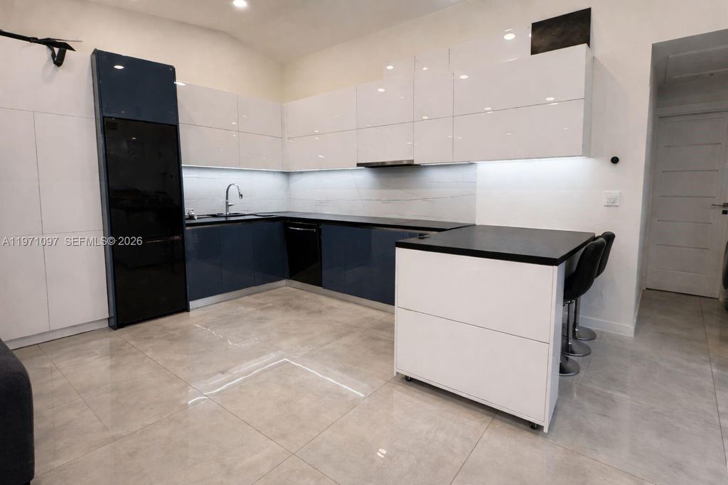 500 NE 3rd St 103, Hallandale Beach, FL 33009