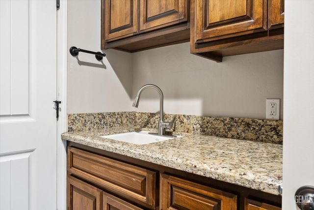 6500 Timms Hill Court, Bakersfield, CA 93306