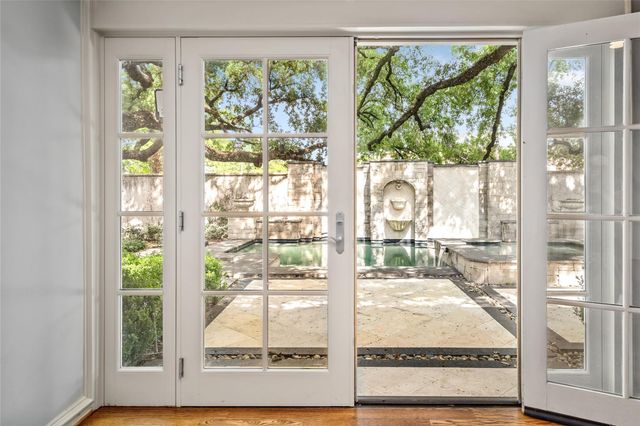 2105 Del Monte Drive, Houston, TX 77019