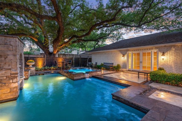 2105 Del Monte Drive, Houston, TX 77019