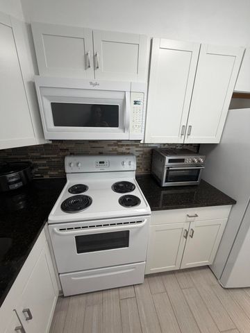 2004 Lake Osborne Drive 17, Lake Worth Beach, FL 33461