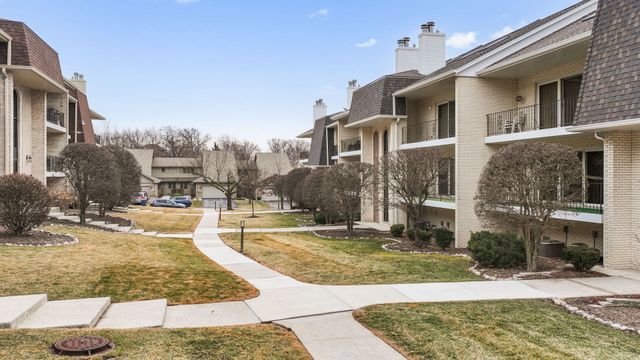 9026 Del Prado Drive 1N, Palos Hills, IL 60465