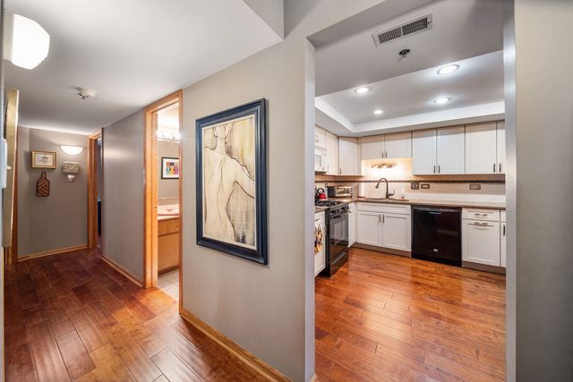 9026 Del Prado Drive 1N, Palos Hills, IL 60465