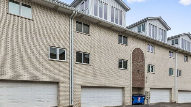 9026 Del Prado Drive 1N, Palos Hills, IL 60465