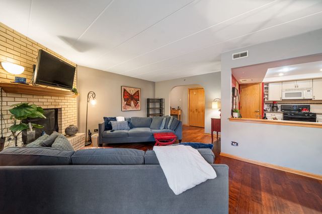 9026 Del Prado Drive 1N, Palos Hills, IL 60465